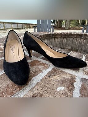 Caressa Black Suede Pointed-Toe Mid Heel Pumps - Women